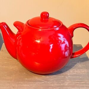 LONDON POTTERY GLOBE CHERRY RED 8 CUP CERAMIC TEAPOT with BUILT-IN STRAINER